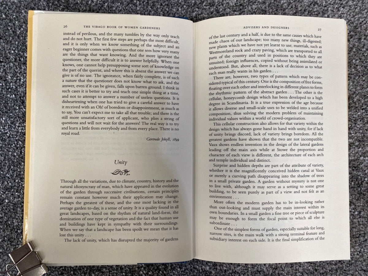 The Virago Book of Women Gardeners - Deborah Kellaway