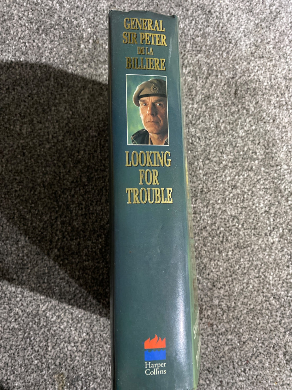 Looking for trouble: an autobiography : from the SAS to the Gulf - De la Billière, Peter Sir