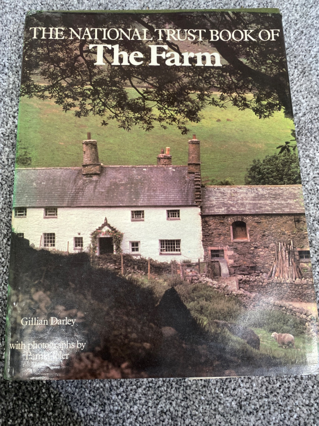 The National Trust book of the farm - Gillian Darley