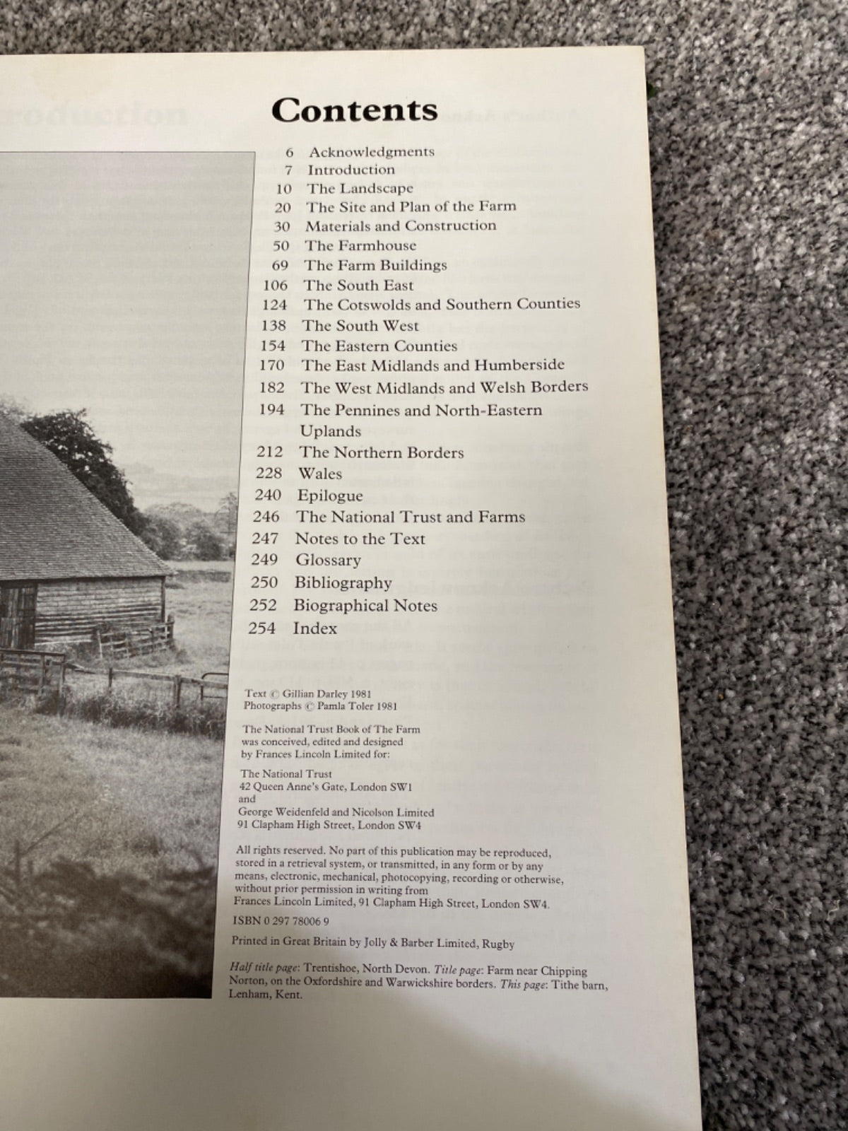 The National Trust book of the farm - Gillian Darley