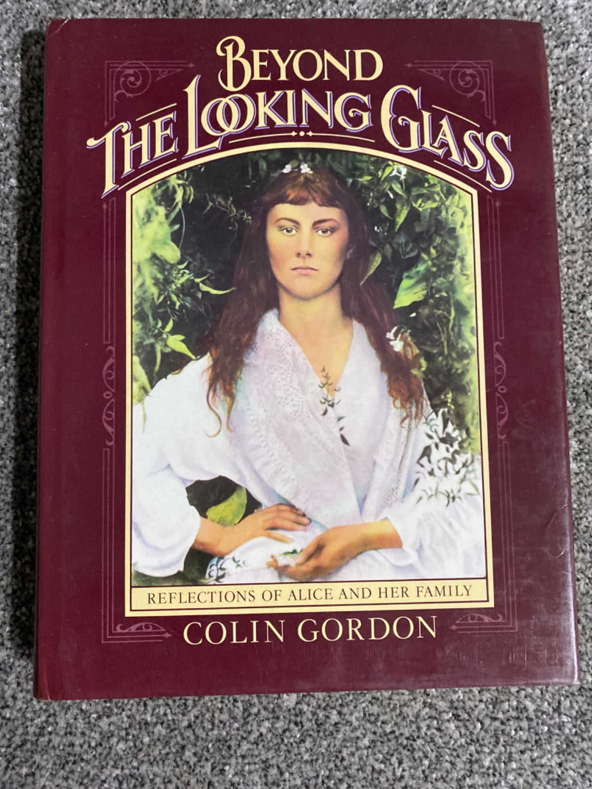 Beyond the looking glass: reflections of Alice and her family - Gordon, Colin
