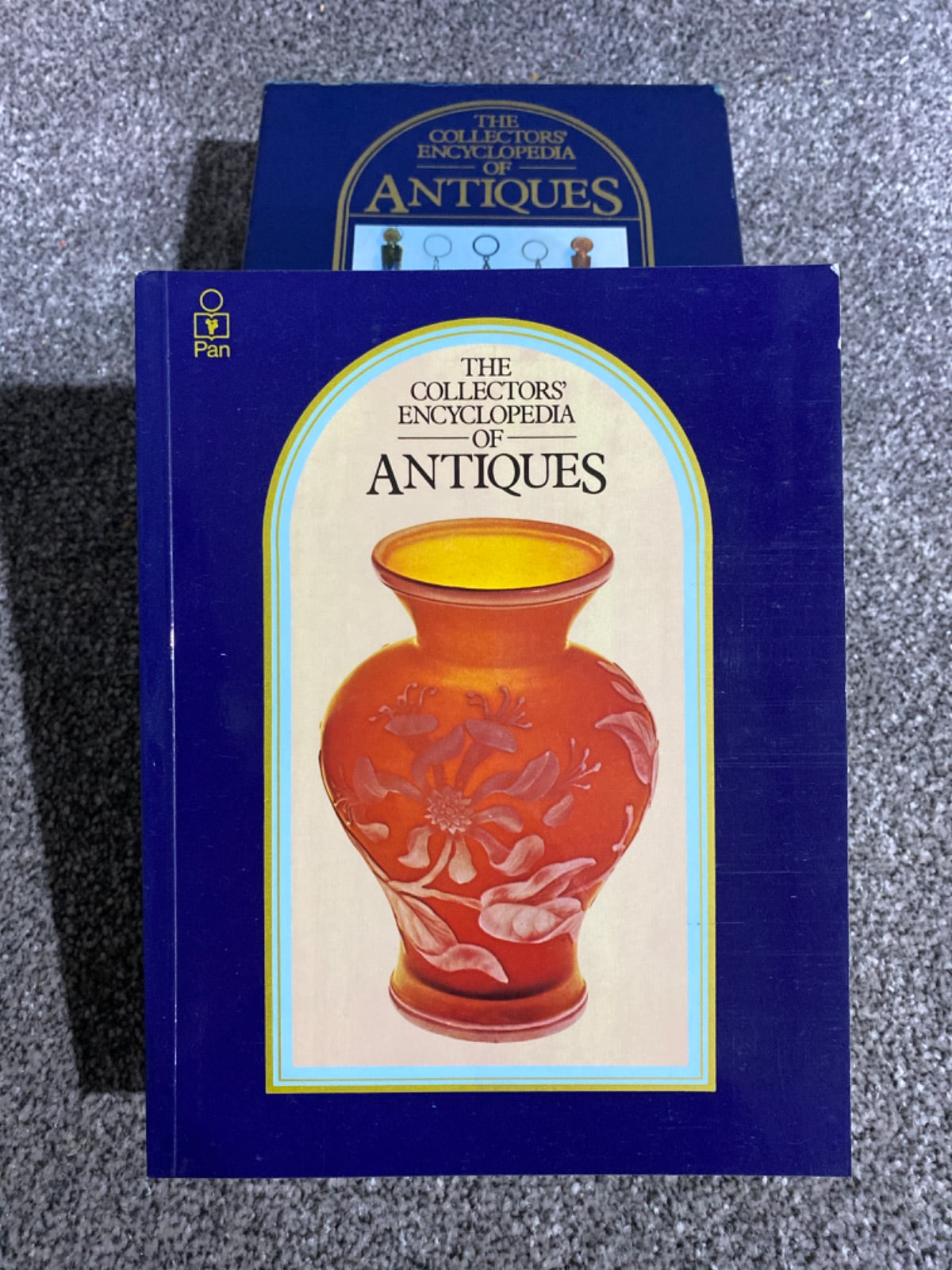 The collectors' encyclopedia of antiques - Phoebe Phillips