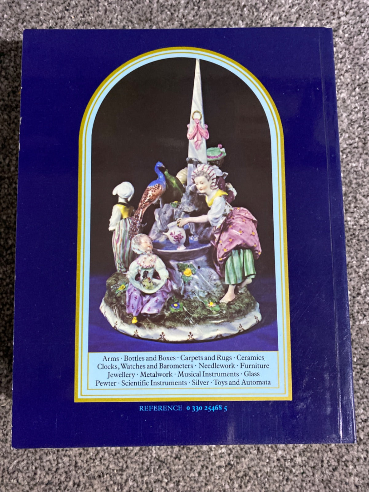 The collectors' encyclopedia of antiques - Phoebe Phillips