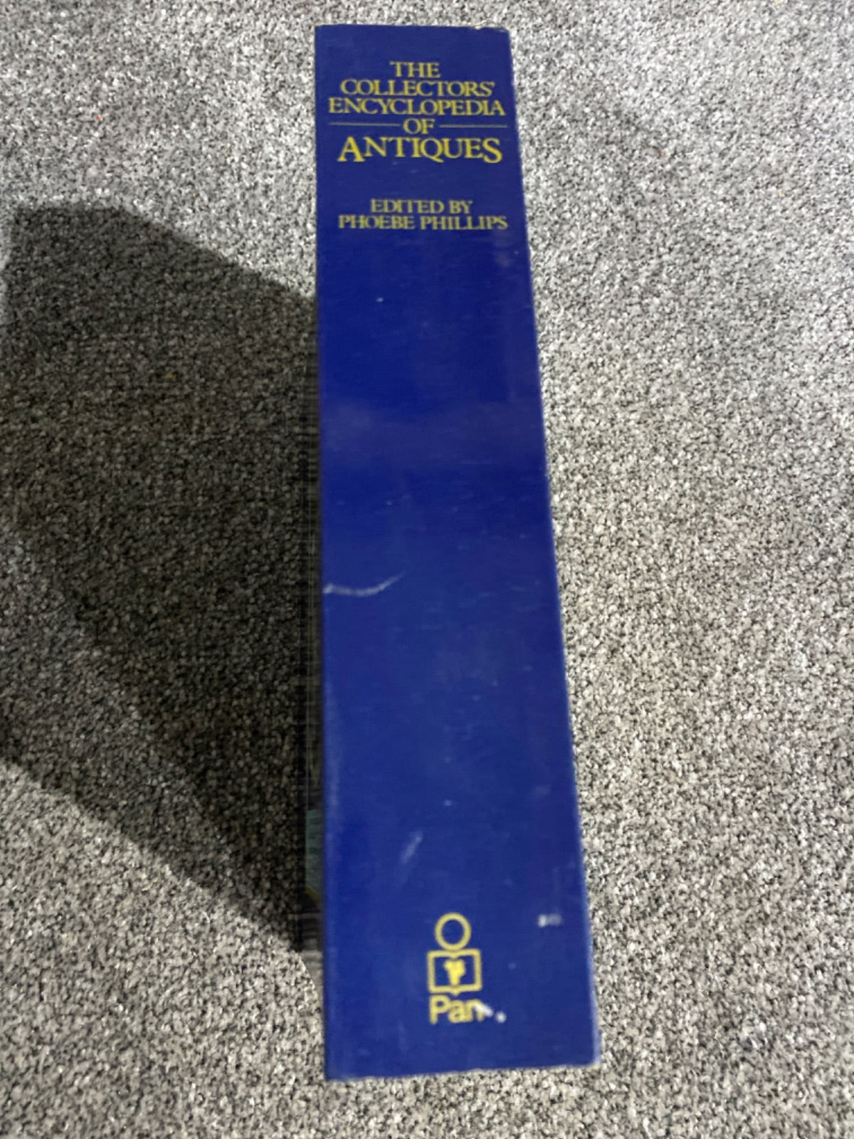 The collectors' encyclopedia of antiques - Phoebe Phillips
