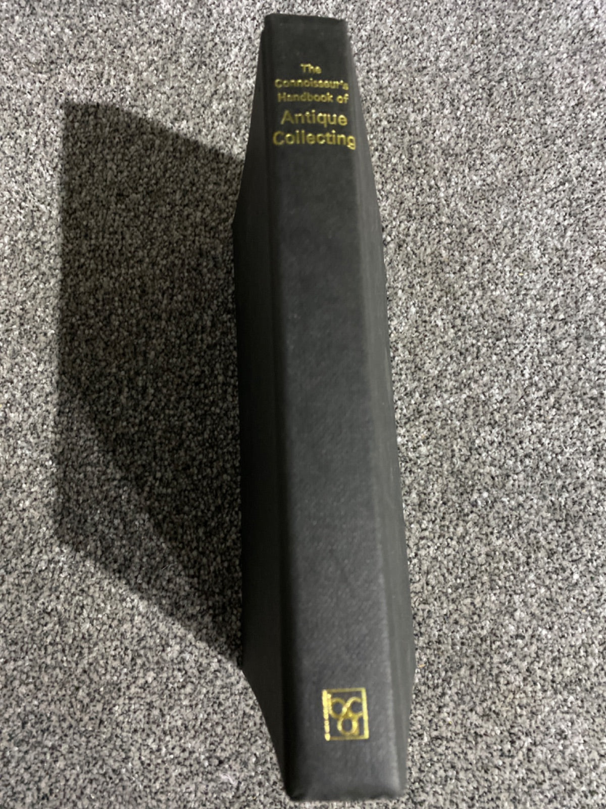 THE CONNOISSEUR'S HANDBOOK OF ANTIQUE COLLECTING - Helena Hayward