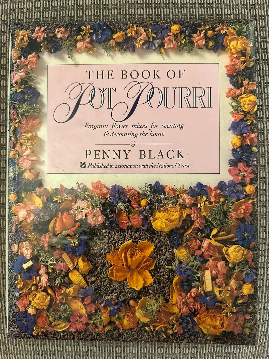 The Book of Pot Pourri: Fragrant Flower Mixes for Scenting & Decorating the Home - Penny Black