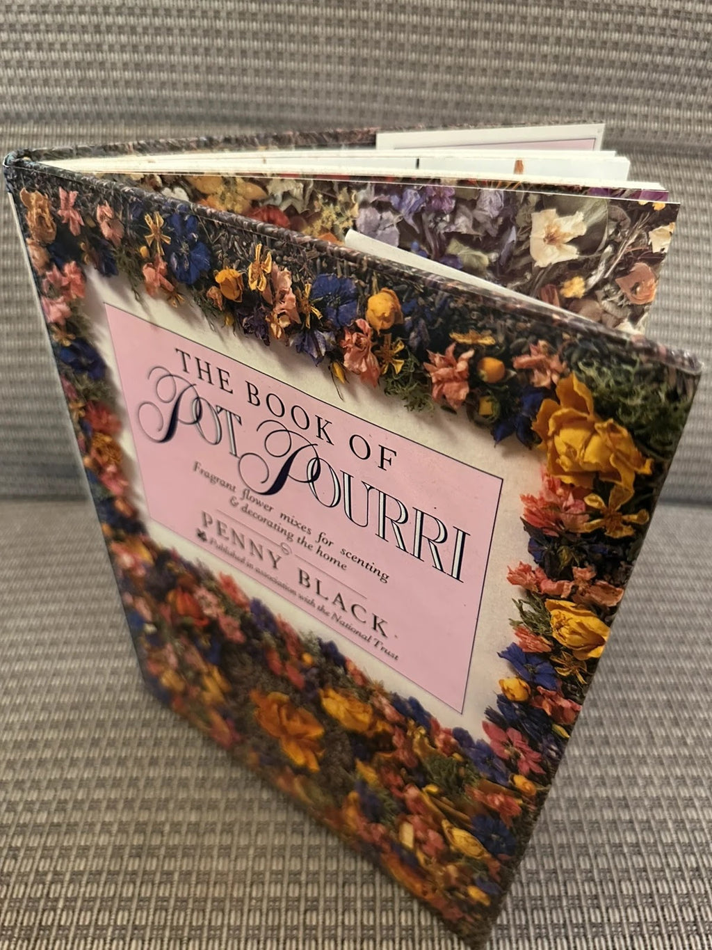The Book of Pot Pourri: Fragrant Flower Mixes for Scenting & Decorating the Home - Penny Black