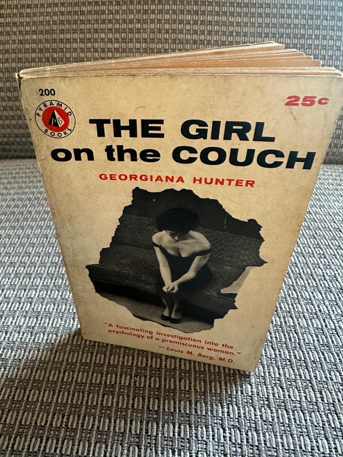 The Girl on the Couch - Georgiana Hunter
